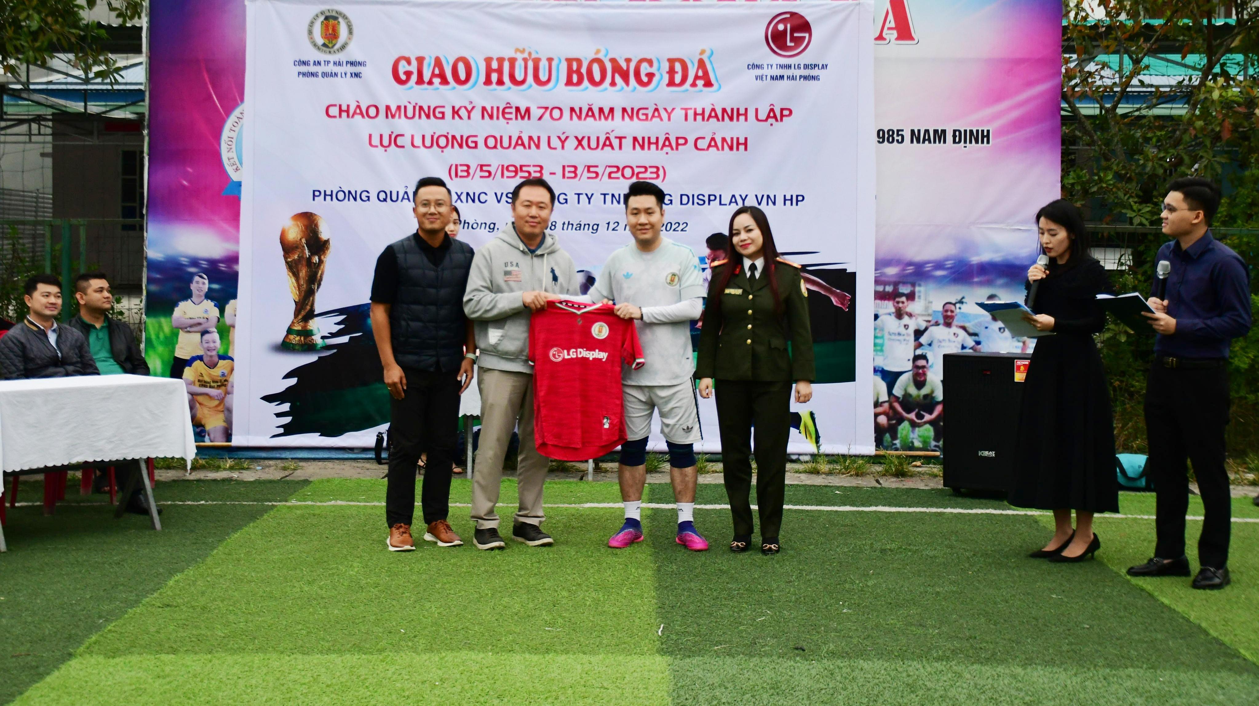 Giao hữu bóng đá giữa Phòng Quản lý Xuất nhập cảnh và Công ty TNHH LG Display Việt Nam Hải Phòng